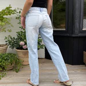 Såå snygga jeans från zara🩵 Storlek 38, jag är 170cm! Använda fåtal gånger.