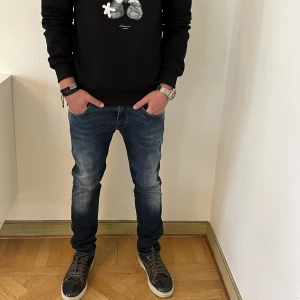 Replay jeans  - Vi säker nu våra schyssta replay jeans med mycket bra kvalité Personen på bilden är 180cm