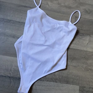 Body - Jättefin body från NA-KD som ej säljs längre tror jag. Korsning av snören på ryggen så är superfin🩷 skriv privat för bild på! 🌸