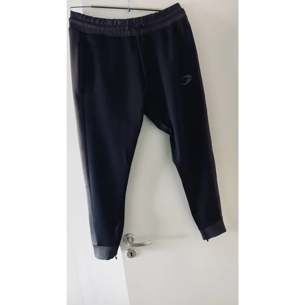 Helt nya GASP byxor!  Märke: GASP (Iron Joggers), Str: XL, Skick: Helt nya, Nypris: 658kr ink frakt, Mitt pris: 400kr.  Kolla gärna in mina andra inlägg, Vid intresse av fler varor så fixar jag ett bra paketpris! . Jeans & Byxor.