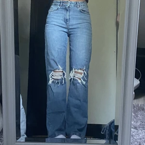 Jeans - Strlk: W 26 L 30 Använt ca 3 gånger.  Hög midja.
