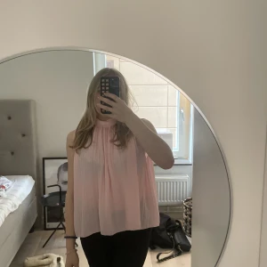 Rosa topp/blus från zara  - En snygg blus/topp från zara! Jag  säljer pågrund av ingen användning längre💕 Skriv för mer bilder!😊