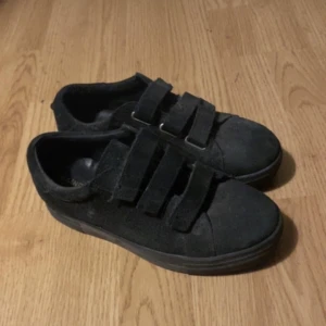 J.Lindeberg skor  - Knappt använda skor och väldigt sköna och bekväma! 