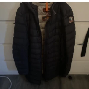 Parajumper irene - En super fin parajumper jacka, perfekt nu till våren. Säljes då den inte används längre. 