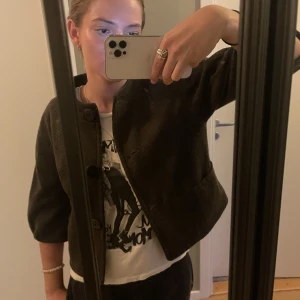 Kappa - Säljer denna sååå snygga kappa nu perfekt till hösten!! Den är mörkgrön lite ljusare än på bilden💖💖