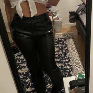 Läder byxor Madlady - Säljer dessa skit snygga läder byxor från madlady! Har använt ungefär 2-3 ggr. Storlek Xs men passar mig som har S
