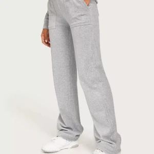 Jucy couture  -  Säljer mina jucy couture då dom inte kommer till användning. Super fina och sköna att ha på sig till vardags. Byxorna är köpa från Nelly, ursprungspris 1099 kr🤍