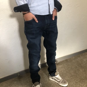 Tiger of Sweden Jeans  - Säljer nu mina riktigt feta Tiger of Sweden Jeans. De är ganska slim som du ser på bilden. Storleken är  28/30. Skriv om du har fler frågor