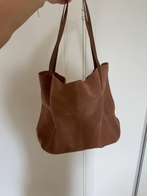 Väska  - Såå fin väska i brun mocka från märket anna field❤️ mycket bra skick 