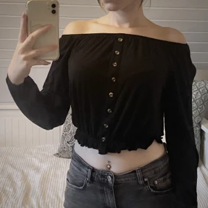 Svart offshoulder blus, strl XS - Svart offshoulder blus från H&M i strl XS Bra skick Reservknapp medföljer Viscose