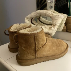 Uggs mini - Uggs mini väl använda men i bra skick. 1 år gamla och i färg chestnut