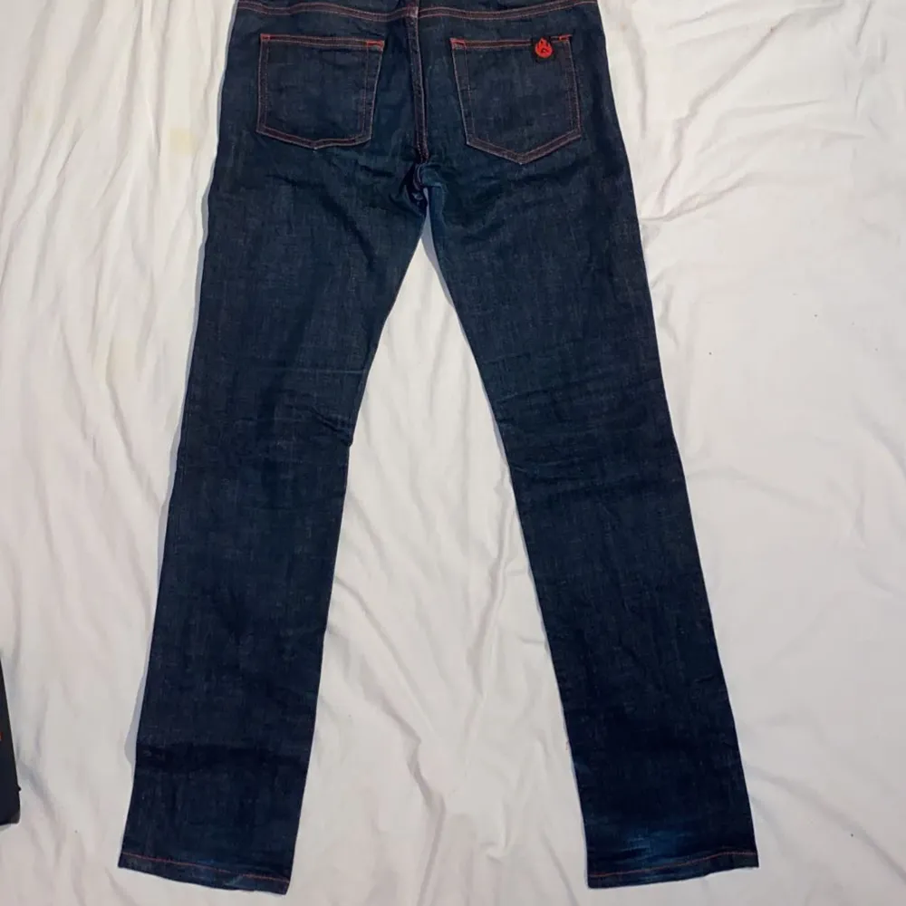 Acne jeans  I blå med röda detaljer Fick av en vän men var för små för mig Bra skick!  . Jeans & Byxor.