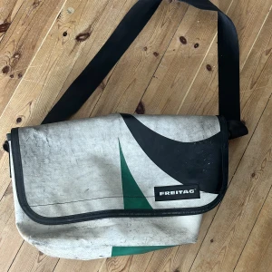 Cool datorväska - Så cool vintage väska från freitag. Den är sliten men så ball! Väskan är gjord av gamla delar av en lastbil🔥💓