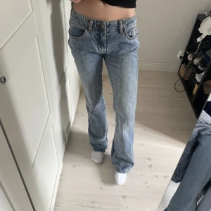 Low Rise bootcut - Säljer mina bootcut jeans från brandy Melville då de ej kommer till användning. De har ett litet hål på knät men man kan göra det till ett snyggare hål om man vill