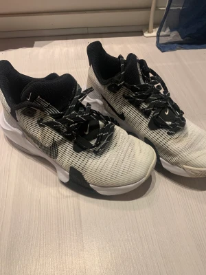 Nike air Max impact 3 - Strl 39. Innermått 24,5 cm. Använts ett fåtal gånger. 