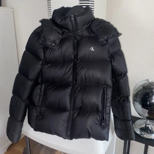 Vinterjacka - Vinterjacka med ankdun. Storlek M, använd ett fåtal gånger och finns inga defekter.  900kr +frakt. Pris kan diskuteras vid snabb affär😊😊