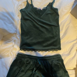 Hunkemöller Pyjamas set grön - Ett mörkgrönt set från Hunkemöller!! Såå fint och skönt. 