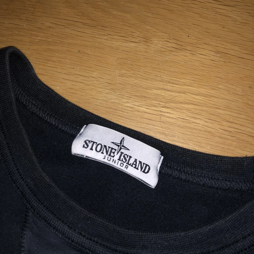 Äkta mörkblå tjocktröja från Stone island junior passar s i vanlig storlek bra skick  säljs eftersom jag behöver pengar pris kan diskuteras vid snabb affär. Tröjor & Koftor.