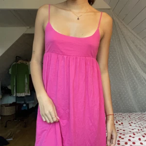 Rosa babydollklänning💕 - Söt klänning i jättemjukt tyg, går till knäna på mig som är 167. Färgen är ceriserosa, syns bäst på bild 1&2. Knyts baktill💕💕