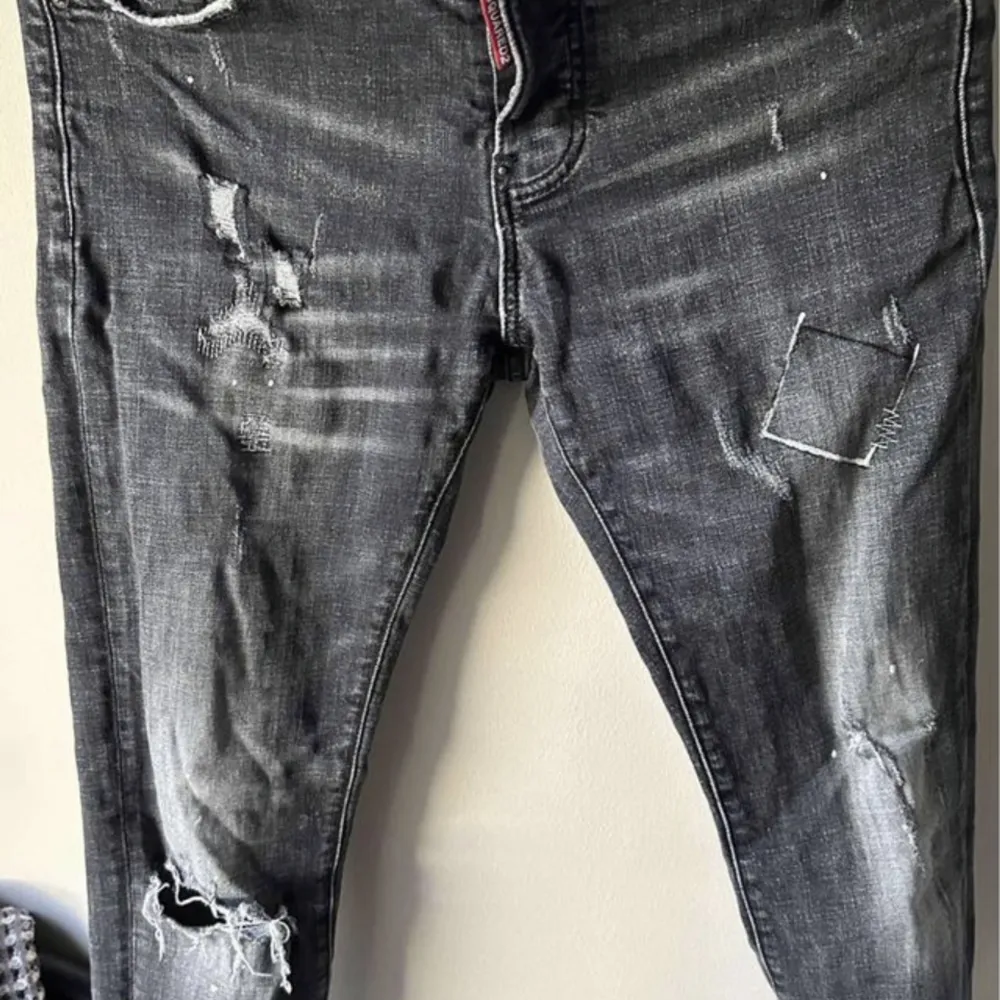 Säljer mina Dsquared kopia jeans för att dom inte passar mig längre i storlek xs använt 1 gång . Jeans & Byxor.