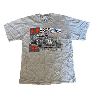 Vintage 90s Formula 1 T-shirt. Tröjan är i bra skick utan fläckar eller skador. Känn dig fri att fråga om du undrar något!