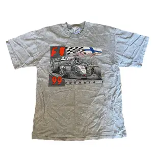 Vintage 90s Formula 1 T-shirt. Tröjan är i bra skick utan fläckar eller skador. Känn dig fri att fråga om du undrar något!