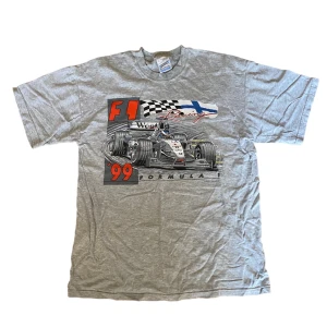 Vintage 90s Formula 1 T-shirt - Vintage 90s Formula 1 T-shirt. Tröjan är i bra skick utan fläckar eller skador. Känn dig fri att fråga om du undrar något!