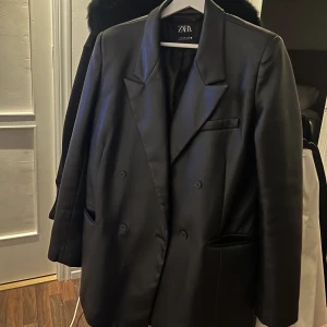 Skinnkavaj från ZARA - Oanvänd skinn kavaj från zara(!!)🖤 Så snygg nu i höst.  Den är i storlek XL för en overseize fit. Jag har M och ibland S I kläder. Fynda på 🖤 Original pris 799kr!