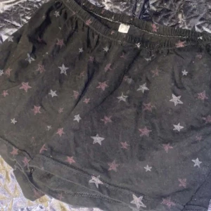 Shorts  - Ett par shorts med stjärntryck och är i ett bra skick. 