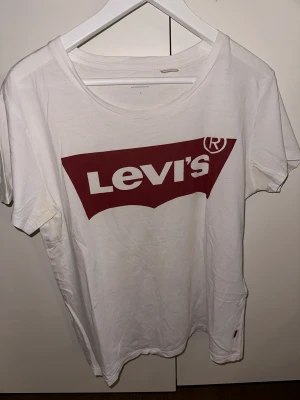 Levis T-shirt  - Standard levis tisha! Strl L & true to size. Längesen jag använde denna!