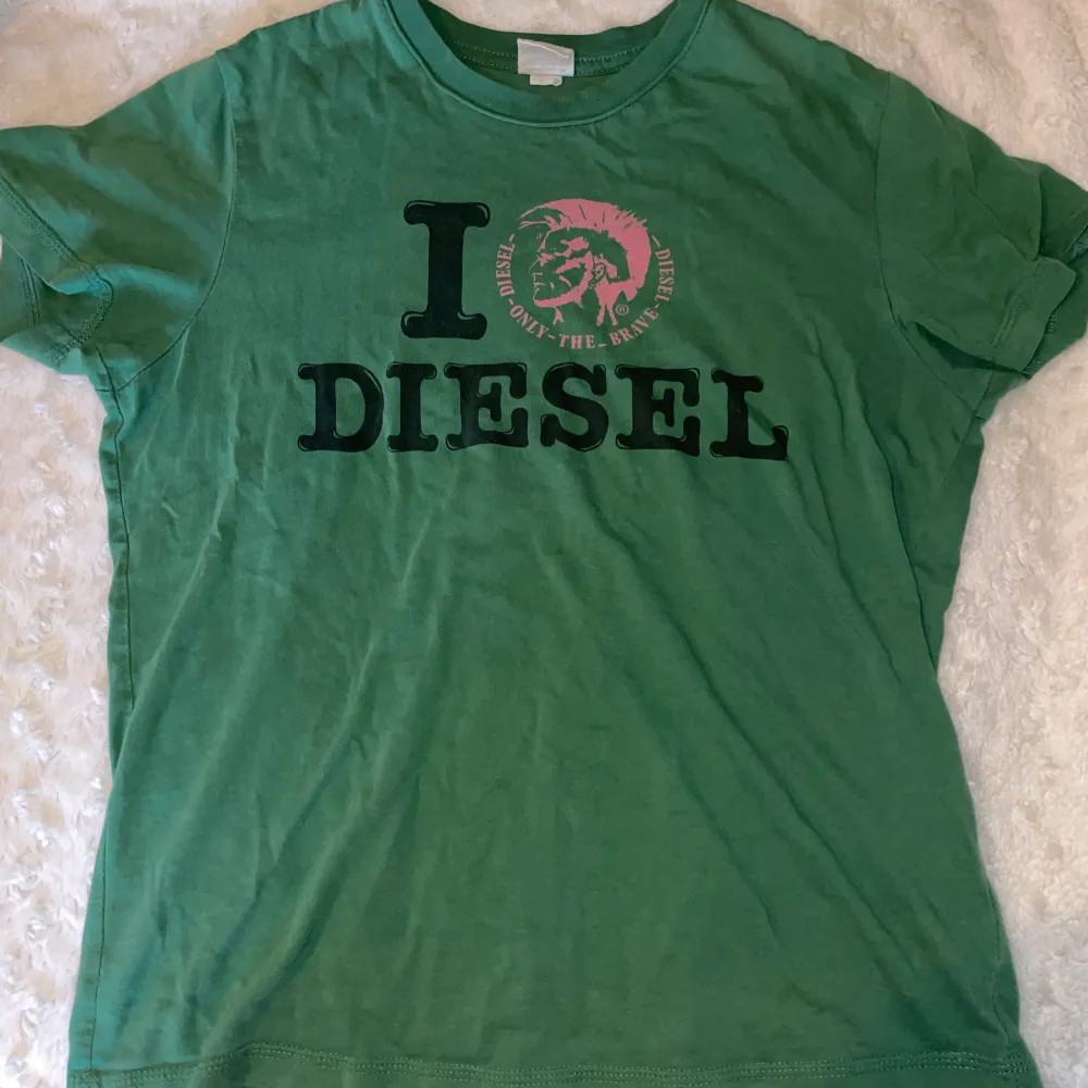 Super söt grön baby tee från diesel som passar perfekt till low waist byxor. Exakt den baby tee formen man vill ha!! Funkar för XS-M beroende på vad man vill ha för passform - själv bär jag S.  Köp gärna genom instabox ~ smidigast för dig och mig ♡ . T-shirts.