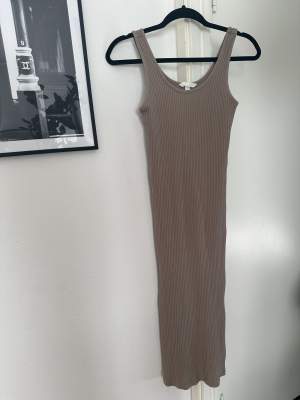 Ribbad klänning från H&M