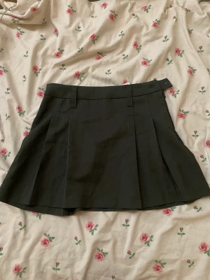 Grå kjol 🫶🏻 - Grå söt kjol som ger lite skol uniform vibes. Passar även S. Tar enbart emot Swish för tillfället för bank id funkar inte! Priset är alltid diskuterbart. 🤍