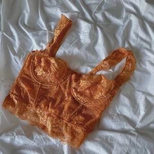 Korsett/bralette - Sälder denna neon orangea toppen från NA-KD. Kommer ej till användning, som ny. Färgen är mer neon i verklighet🧡Storlek S