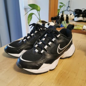 Nike Sneakers 36 (35) svart vit skor - Snygga Nike i storlek 36. Skulle säga att de är något små i storleken så rekommenderar nästan att du vanligtvis har storlek 35 om du vill att de ska sitta bekvämt<3