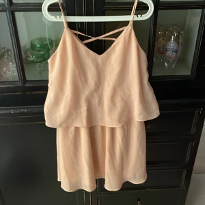 Klänning - Klippt bort etikett, men sannolikt storlek M Färg aprikos, samfraktar gärna med annat. Har underklänning. 