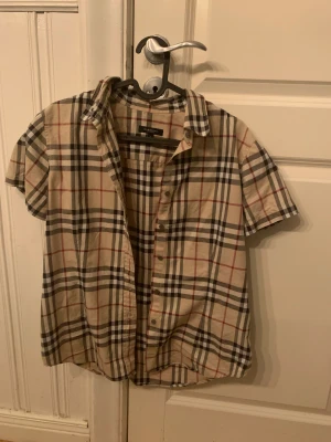 Burberry skjorta - Skick 8/10  Äkta Säljer pga förliten Storlek L junior  Sparsamt använd 