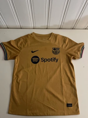 Barcelona fotbollströja  - Barcelona away 2022/2023 Storlek L/M