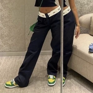 874 dickies pants - Säljer mina 874 dickies då jag inte använder dom längre. Byxorna är långa och baggy då jag är 182cm lång. Jag är på den andra bilden om någon vill se hur dom ser ut på. Fråga om man är intresserad!