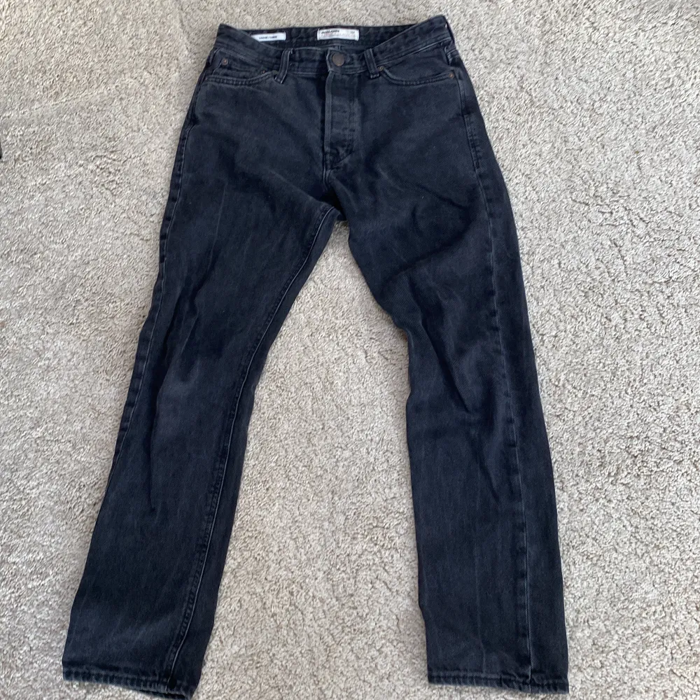 Ett år svarta Jack and Jones jeans loose. Storlek 27/32.  Nypris 600, mitt pris 350kr eftersom de är i topp skick . Jeans & Byxor.