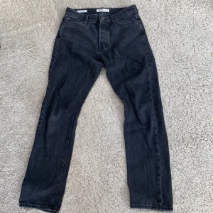 Svarta Jack and Jones jeans - Ett år svarta Jack and Jones jeans loose. Storlek 27/32.  Nypris 600, mitt pris 350kr eftersom de är i topp skick 