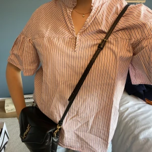 Sandro blus - Jättesöt blus från sandro, perfekt till skolan🩷