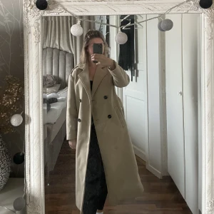 Kappa - Kappa från Only, snygg beige färg till hösten och passar alla outfits. Ny pris 900-1000kr Storleken är xs men passar mig som oftast bär S/M och är 166cm. Andra bilden är hur kappan ser ut utan band i midjan. 