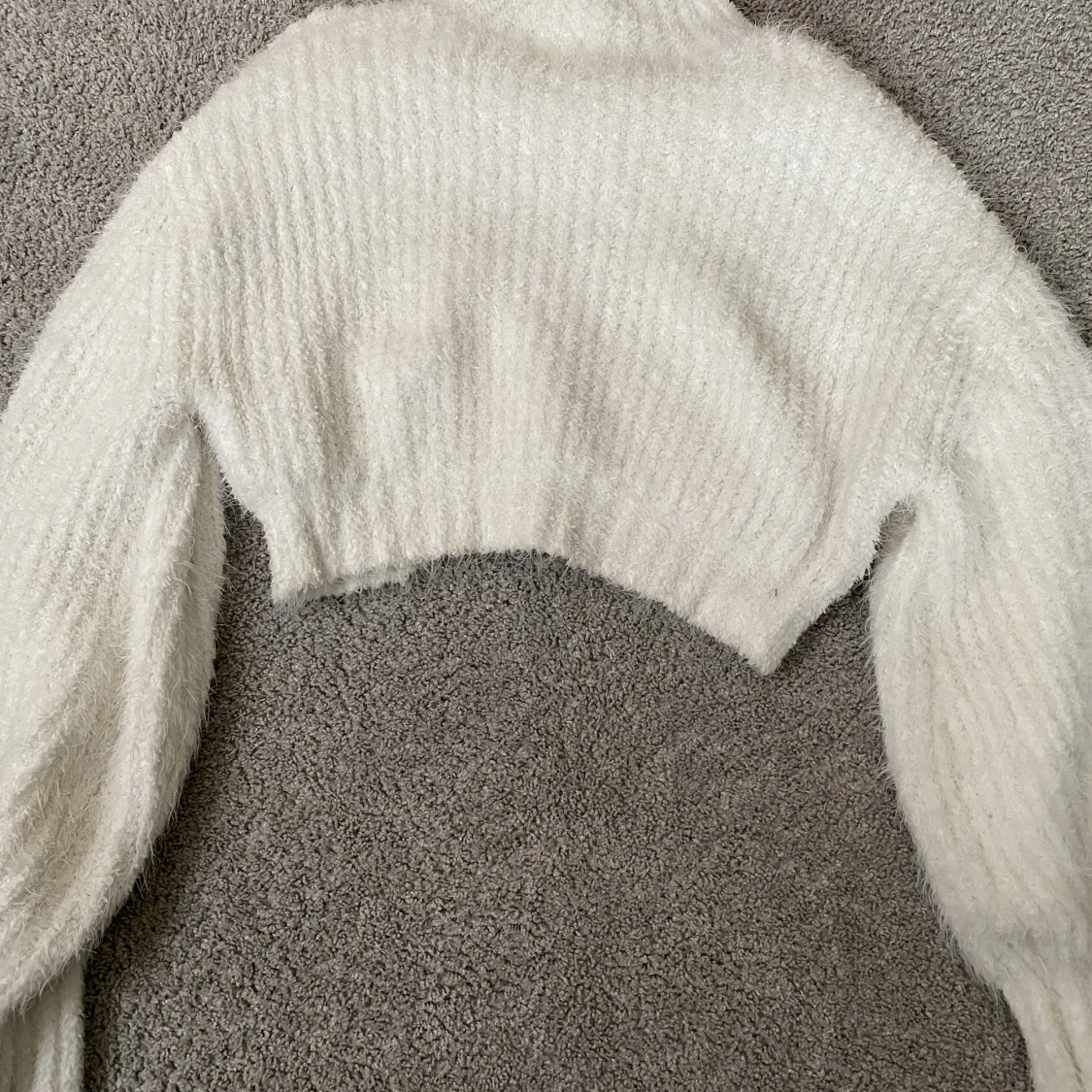 Vit fluffig stickad tröja - 91