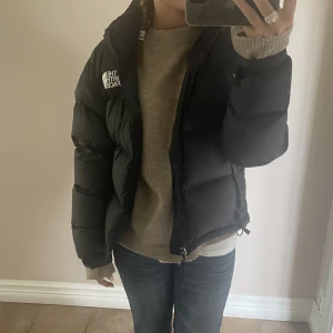 North Face jacka  - Säljer nu min The North Face dunjacka!🤍Supervarm och har en tunn luva som går att veckla ut. Den har en lagning från ett litet hål på ena armen men det syns inte. Skriv för mer info💘💘 Nypris: 3695 kr! Priset går diskutera🫶🏼