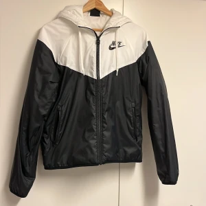 Vadderad jacka Nike - Tunnare vinter/höstjacka Nike, knappt använd. I mycket fint skick!