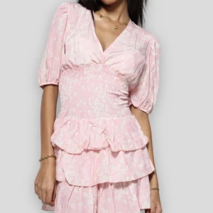 Meet me there klänning - Säljer denna fina klänning från meet me there. Den passar inte mig i storleken. Den är aldrig använd strl m/l men sitter som en s. Super gullig!😍 Köparen står för frakt.