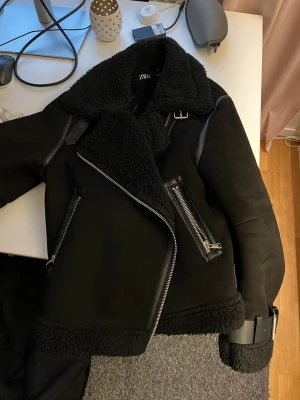 Zara jacka - Säljer denna fuskpäls jackan från Zara. Köpte den i vintras men har tröttnat på den och vill därför sälja den. Kommer tyvärr inte ihåg hur mycket jag köpte den för men tror inte den säljs längre.