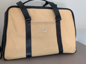 Puma väska  - Snygg stor Puma väska  Obetydligt använd. 