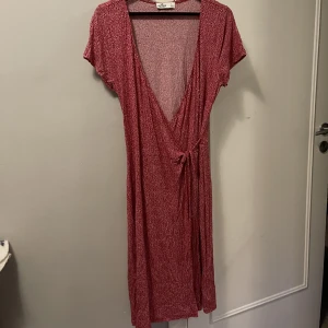 Sommarkläder  - Mid/lång klänning, använd ett fåtal gånger för 3 år sen